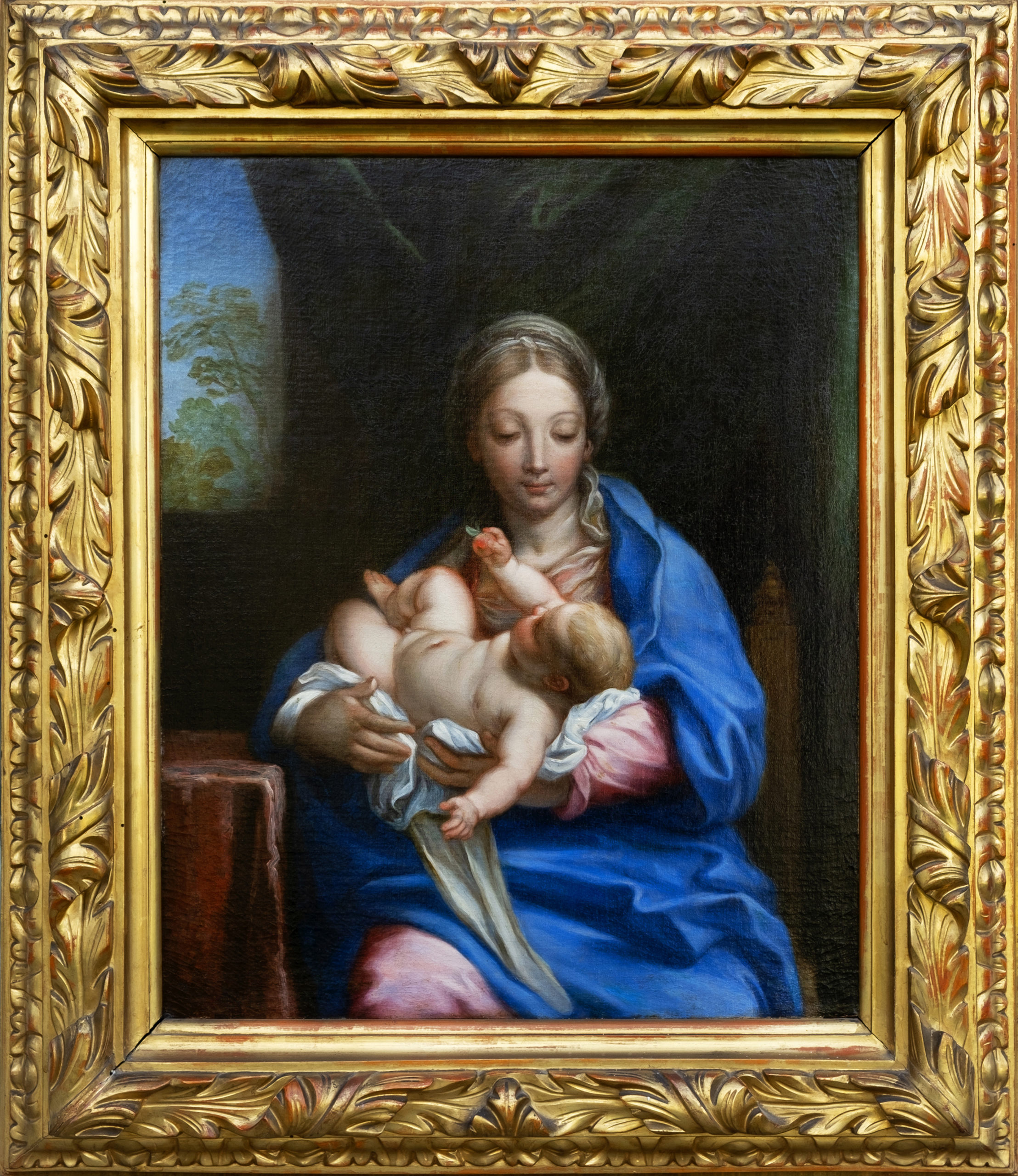 Carlo Maratti, Madonna con bambino in braccio che porge un frutto